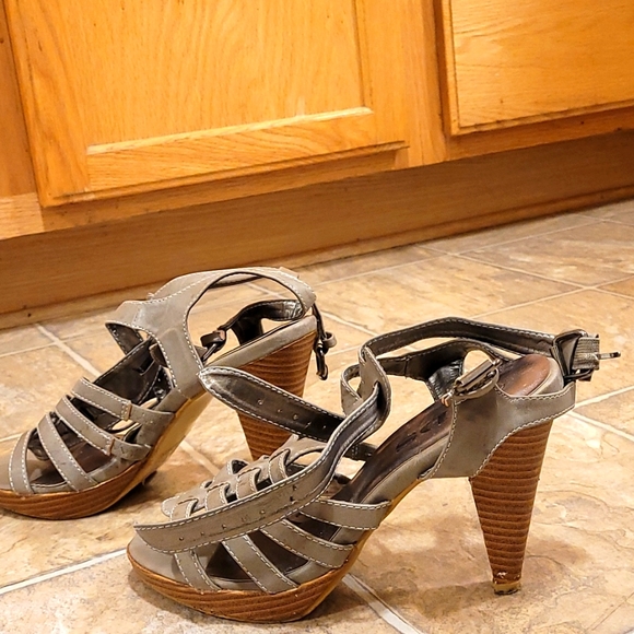 Women heels - Picture 2 of 3